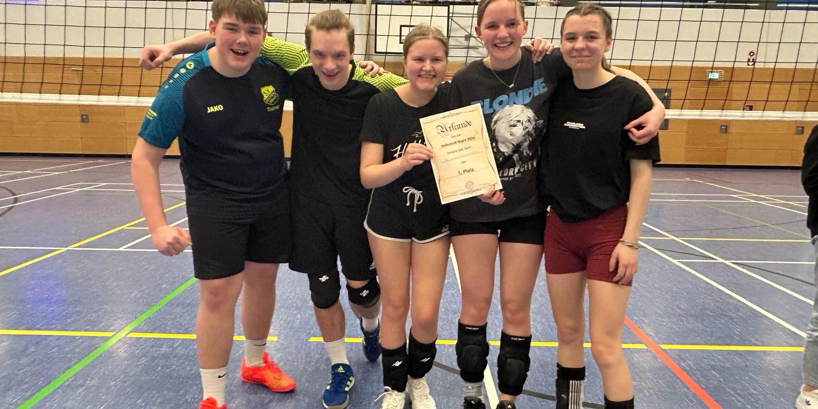 Die SiegerInnen der Volleyball-Night: Leo Pütz, Milan Heuvel, Sarina Blackert, Lara Deitert, Marie Wurth