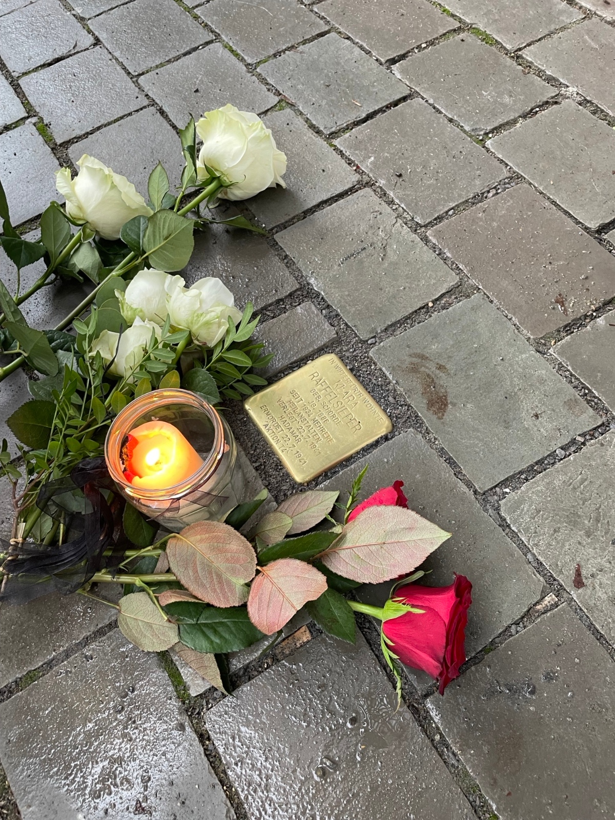 Der Stolperstein zum Gedenken an Klara Raffelsieper